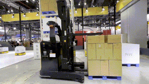 建设抱夹机构的高位前移叉车AMR.gif